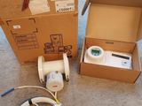 deux cartons contenant du matériel électrique posés par terre