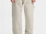 un homme vêtu d'un t-shirt blanc et d'un pantalon cargo kaki