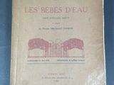 un vieux livre posé sur une table recouverte d'une nappe bleue