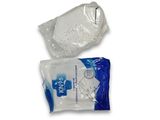 un gros plan sur deux paquets de papier toilette posés sur une surface blanche
