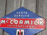une enseigne portant l'inscription « McCormick International » sur la façade d'un immeuble