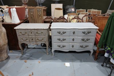 de nombreux meubles exposés dans une pièce