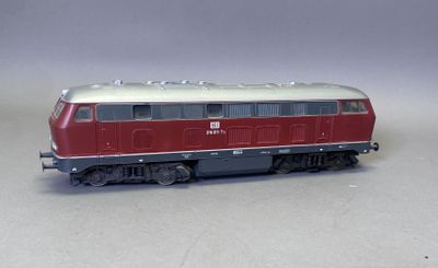 un train rouge et blanc sur les rails, sur fond gris