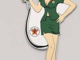 une femme en uniforme vert tenant une pompe à essence