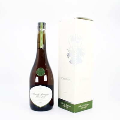 une image représentant une bouteille de vin à côté d'une boîte