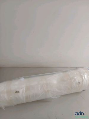 un rouleau de papier toilette emballé dans du plastique posé sur une table