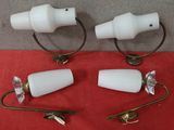 trois lampes blanches sont posées sur une nappe rouge