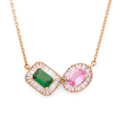 un collier rose et vert monté sur une chaîne en or