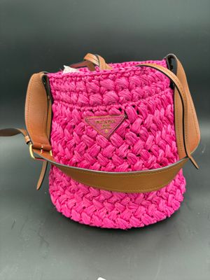 un gros plan sur un sac à main rose muni d'une bandoulière marron