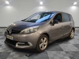 la photo d'une voiture grise garée dans une salle d'exposition