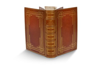 un livre ouvert sur une surface blanche