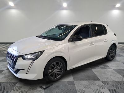 une voiture blanche est garée sur le sol à carreaux d'un garage