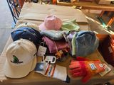 une table sur laquelle sont posés de nombreux chapeaux et gants