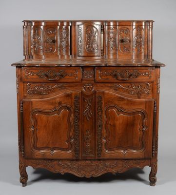 une vieille armoire en bois avec des sculptures et des gravures sur les portes