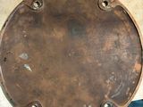 une assiette marron posée sur une table noire