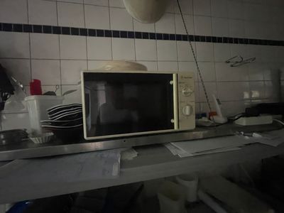 un micro-ondes posé sur le comptoir d'une cuisine