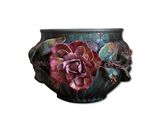 un vase orné d'une fleur et d'un oiseau