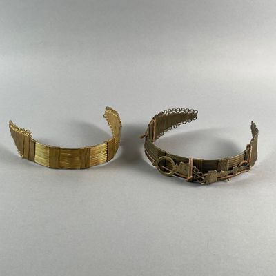 deux bracelets en or entourés d'une chaîne