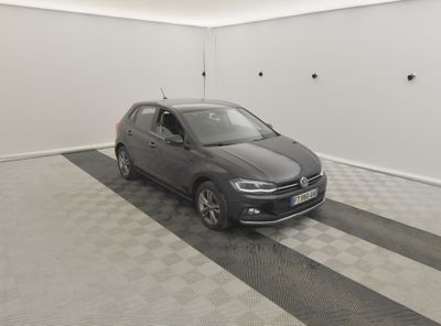 la voiture est garée dans le garage sur le sol en damier