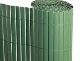 un rouleau de plastique vert sur fond blanc