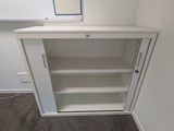 une armoire blanche dans un coin de la pièce
