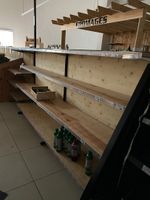 Un environ 30 rayonnages métalliques modulables à fond de bo…