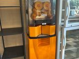 une machine jaune qui se trouve à côté d'un sol à damier noir et blanc