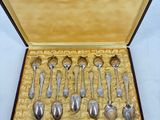 many spoons and spoon spoons in a case