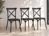 trois chaises noires placées les unes à côté des autres devant une fenêtre