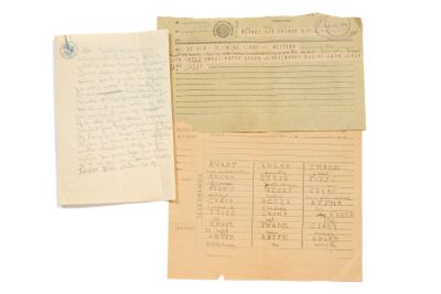 deux vieux papiers et un morceau de papier posés sur une surface blanche