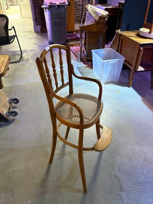 a chair that is sitting in the middle of a room