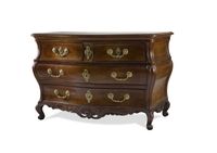COMMODE EN ACAJOU MASSIF MOULURÉ DE FORME MOUVEMENTÉE (photo 2)