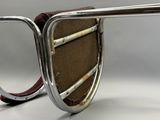une paire de lunettes posée sur le dossier d'une chaise