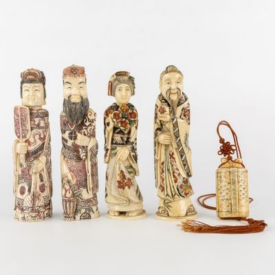 trois figurines chinoises sculptées représentant des personnages et une lanterne, posées sur un fond blanc