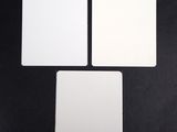 quatre cartes carrées blanches posées sur une surface noire