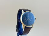 Gros plan sur une montre-bracelet à cadran bleu
