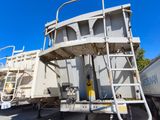 un camion garé sur un parking, avec une échelle à côté