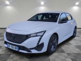 la voiture blanche est garée dans une grande pièce au sol en damier