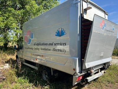 un camion garé sur le côté de la route