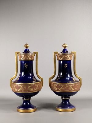 paire de vases bleus et dorés munis d'anses et de poignées
