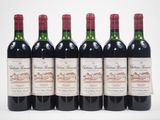 six bouteilles de vin rouge sont alignées