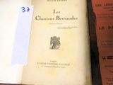 un livre posé sur une table sur laquelle se trouvent de nombreux livres
