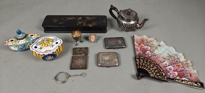 de nombreux objets posés ensemble sur la table