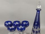 quatre verres à vin et une carafe sur la table