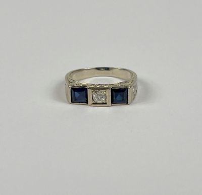 bague en or blanc avec saphirs bleus et diamants