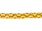 gros plan d'un bracelet en or sur fond blanc