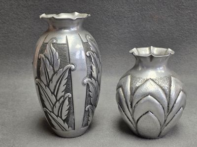 Deux vases en étain repoussé et martelé Années 1940