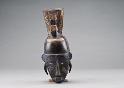 un gros plan sur une sculpture représentant une personne portant un casque