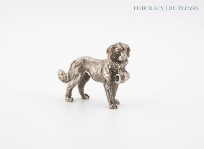 figurine en argent représentant un chien avec un collier, sur fond blanc