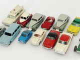 un grand nombre de voitures-jouets sur une surface blanche